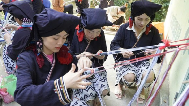 Experience Brocade Weaving in Sung Village (4)